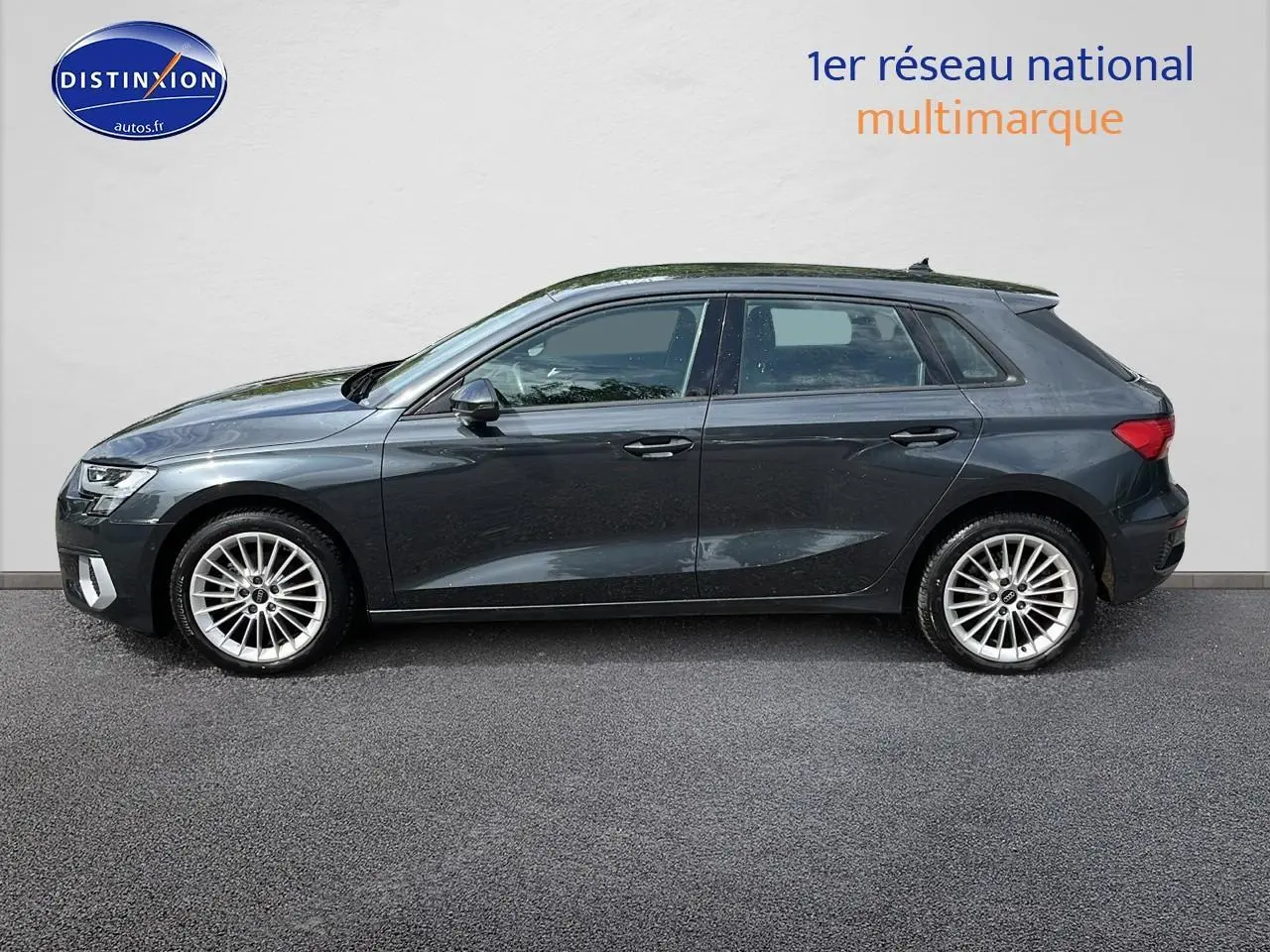 Profil côté gauche d'une Audi A3 Sportback gris Manhattan 2023 avec jantes alu 17 pouces sur fond neutre.