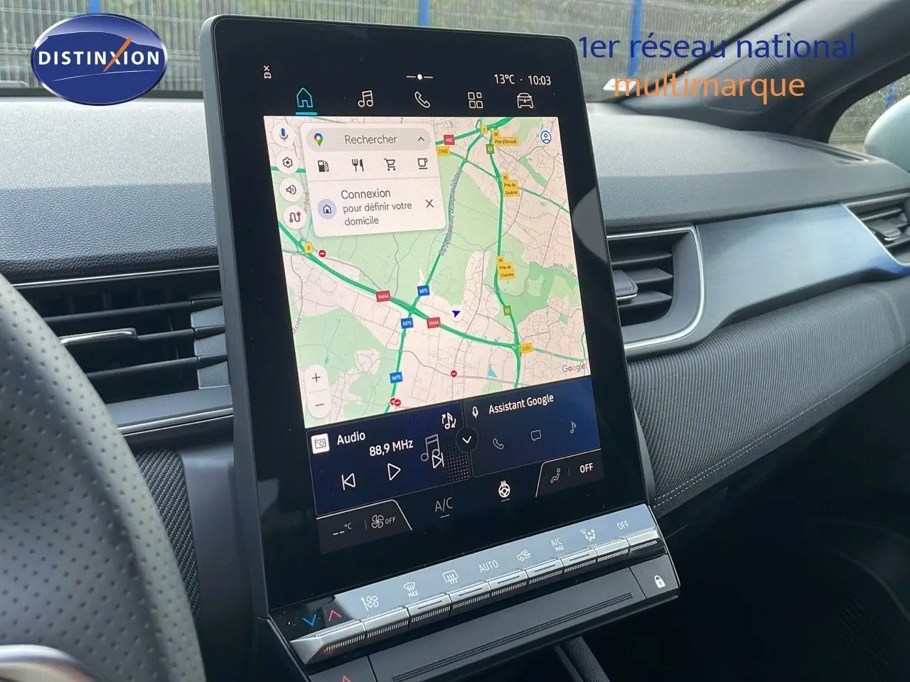 Écran tactile central avec navigation GPS dans l'habitacle du Renault Captur E-Tech hybride 2025, finition Esprit Alpine.