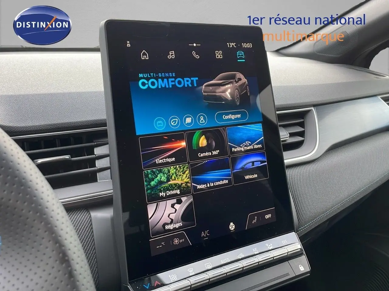 Intérieur du Renault Captur E-Tech 2025 montrant l'écran tactile central vertical et le tableau de bord gris.