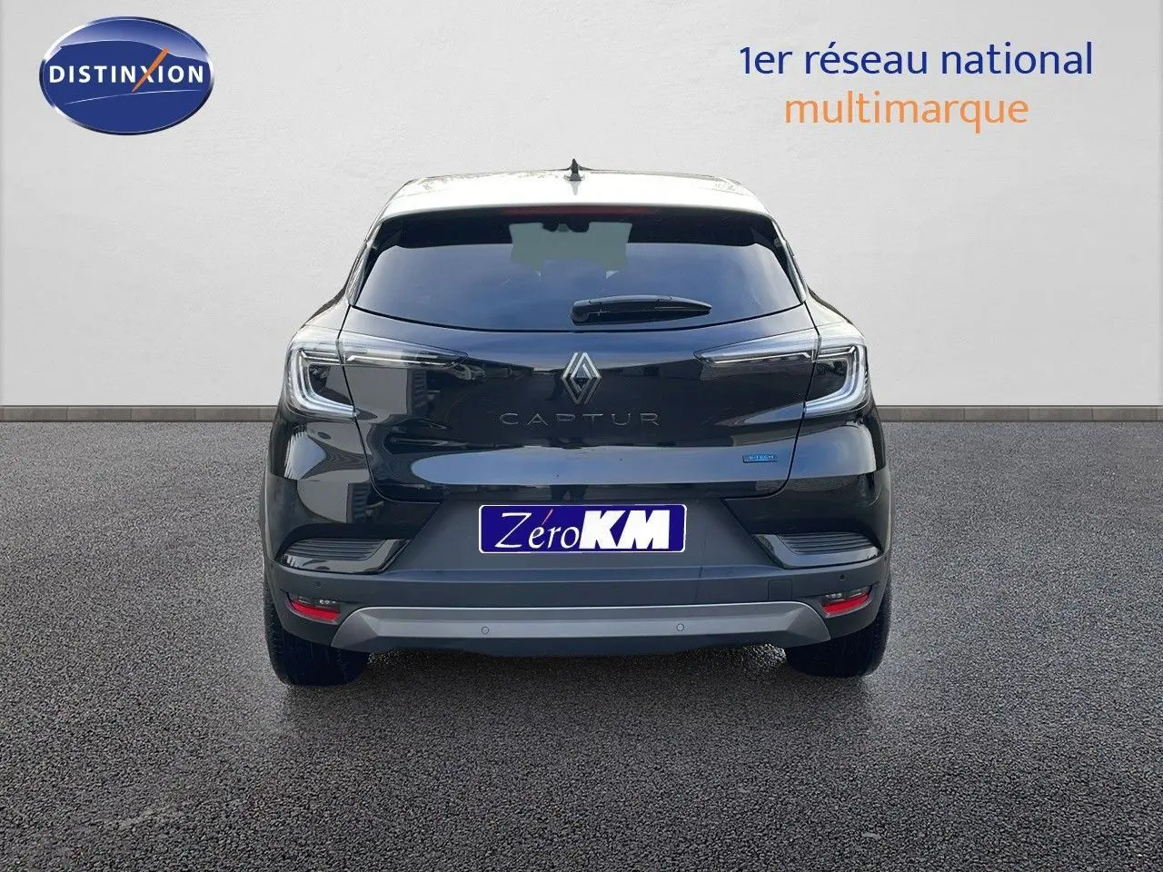 Vue arrière d'un Renault Captur E-Tech hybride noir étoile avec toit gris, modèle 2025, sur fond neutre.