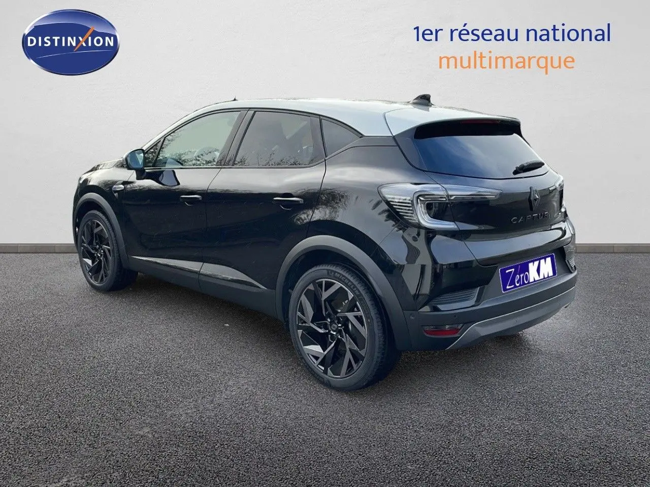 Vue 3/4 arrière droite du Renault Captur E-Tech hybride 2025 noir étoile avec toit gris et jantes noires biton.