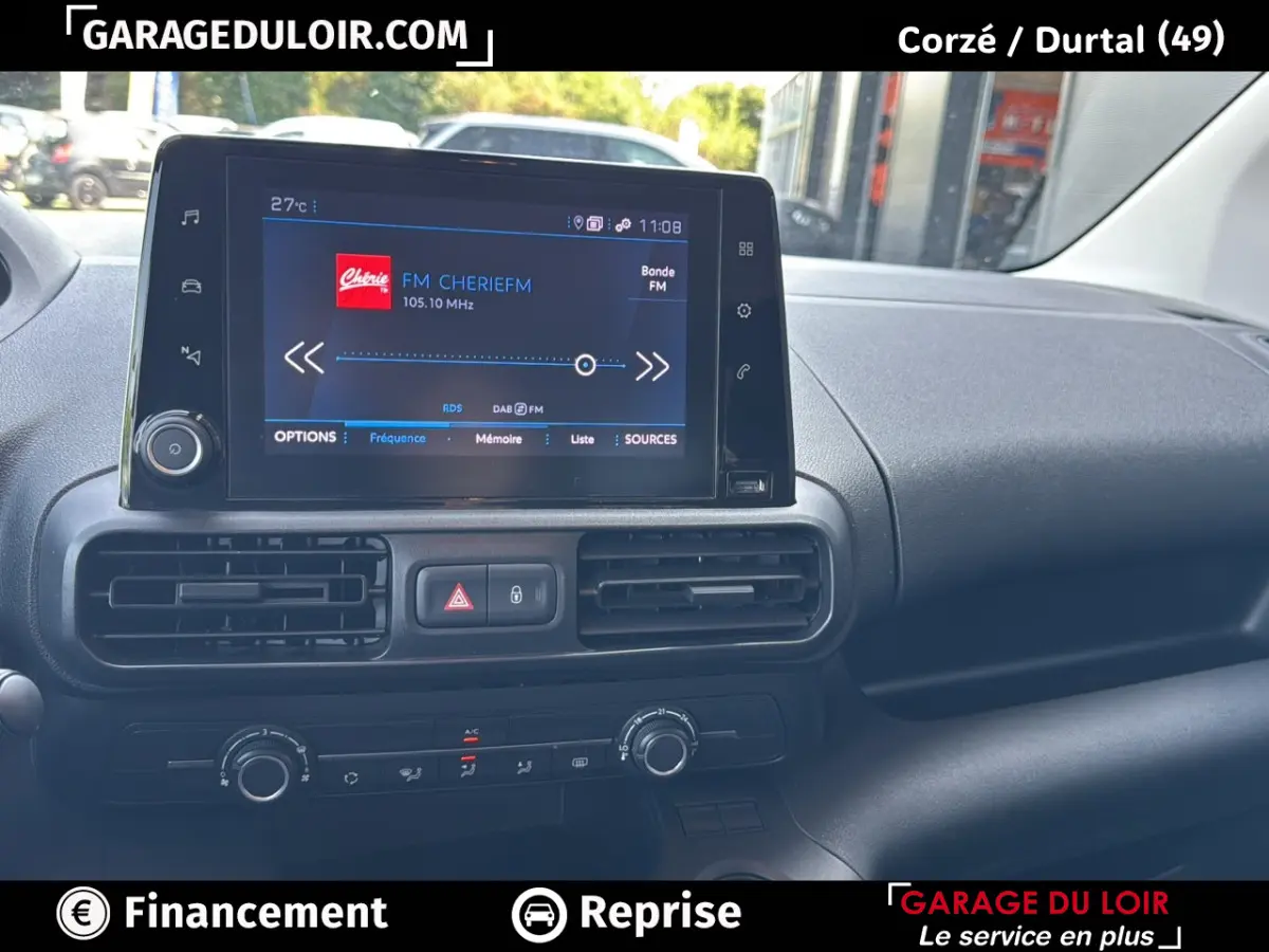 Vue intérieure du tableau de bord du Peugeot Rifter 2024, écran tactile central affichant une radio FM.