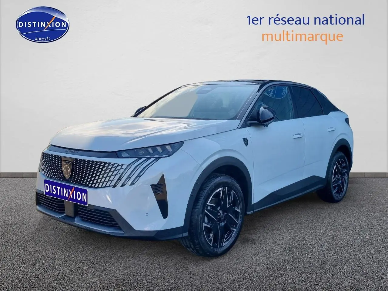 Peugeot 3008 blanc en 3/4 avant droit avec toit noir et calandre distinctive à LED.