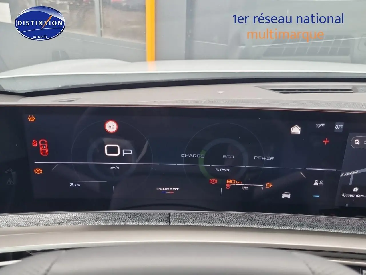 Tableau de bord numérique de Peugeot 3008 blanc, vue frontale centrée sur l'écran multifonction.