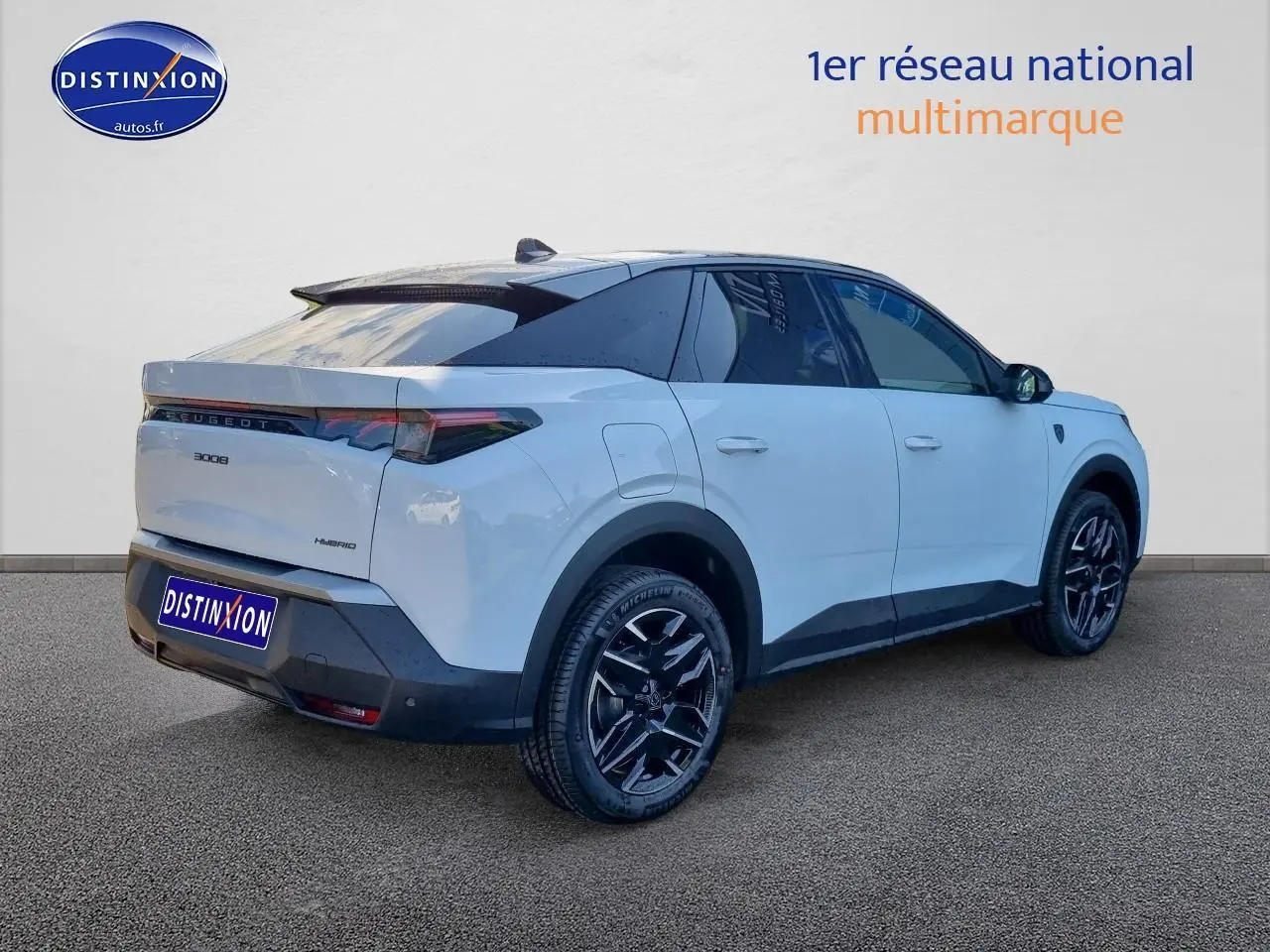 Peugeot 3008 blanc en 3/4 arrière droit, avec jantes alu noires et toit noir contrasté.