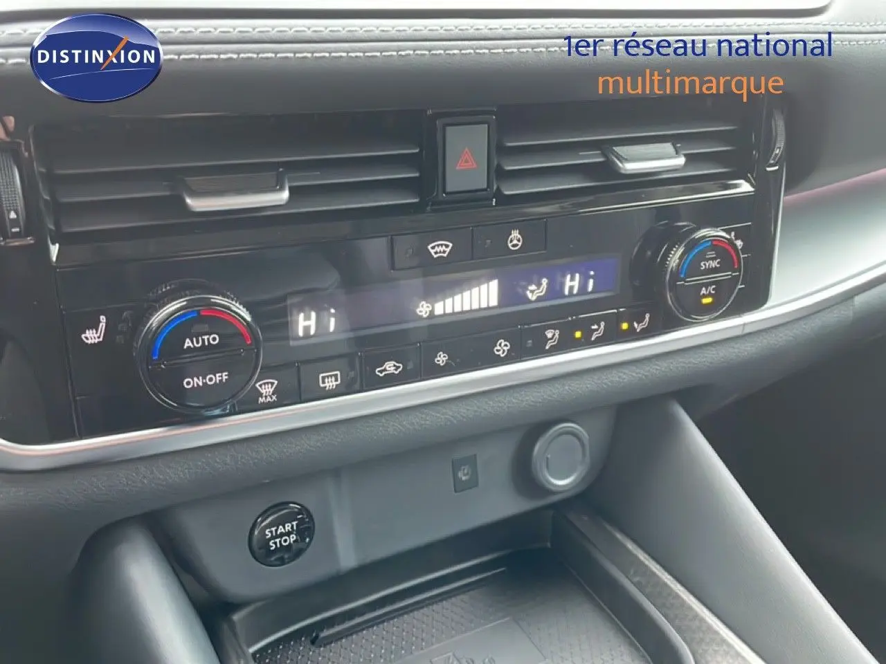 Détail de la console centrale du Nissan Qashqai blanc nacré, montrant les commandes de climatisation digitales et bouton start/stop.