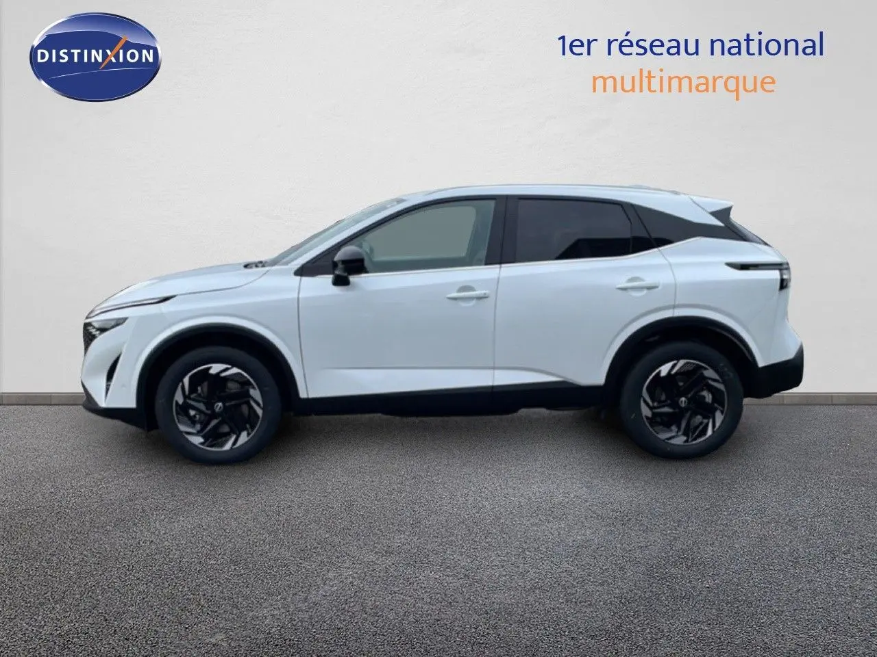 Profil droit du Nissan Qashqai 1.5 E-POWER blanc nacré, avec jantes noires et toit contrasté noir.