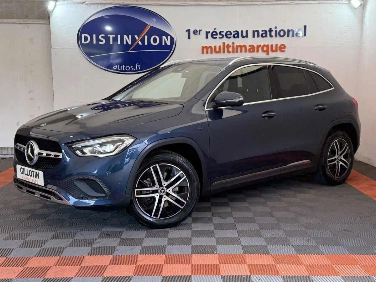 Mercedes GLA 250 e Business Line bleu, vue 3/4 avant droit, jantes alliage et calandre étoile visible.