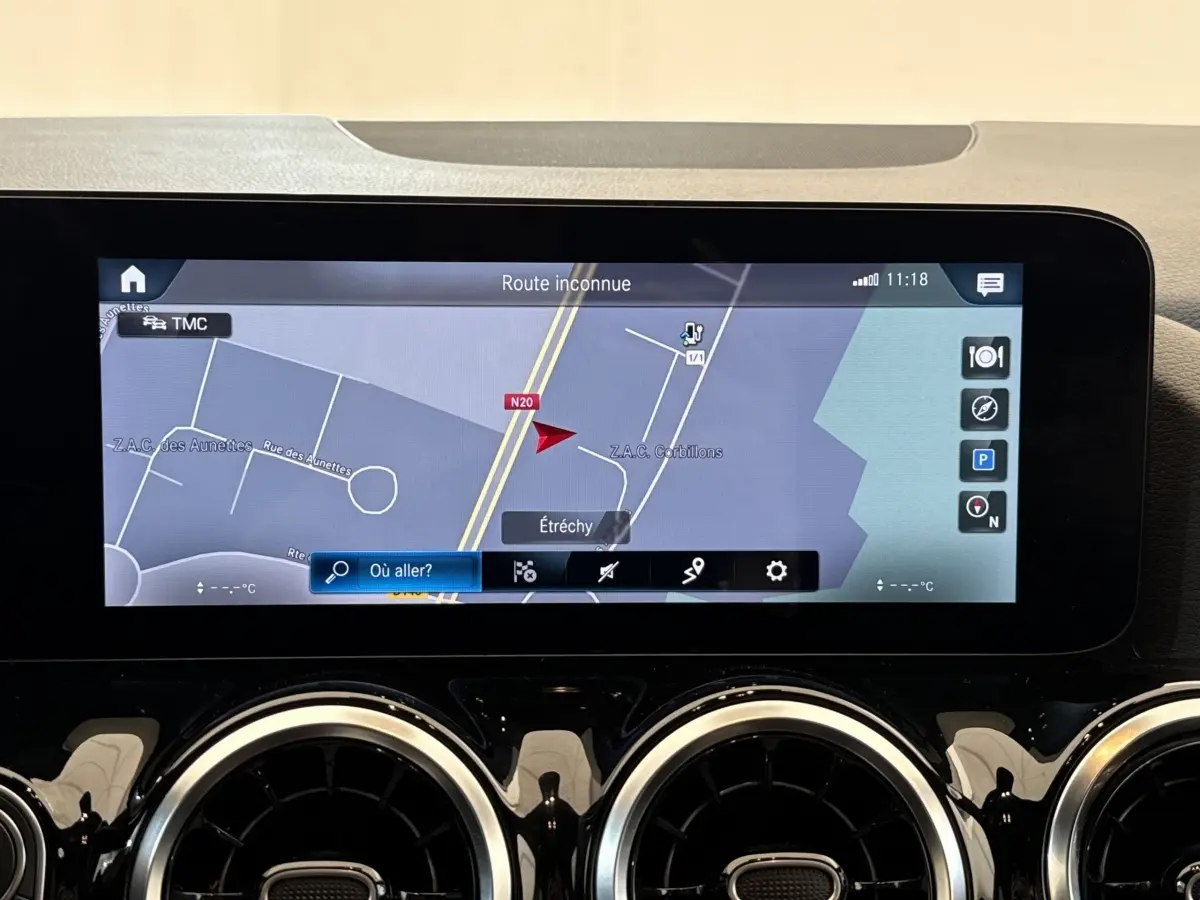 Écran tactile central affichant la navigation 3D du Mercedes GLA 250 e Business Line 2021, avec aérateurs ronds chromés.