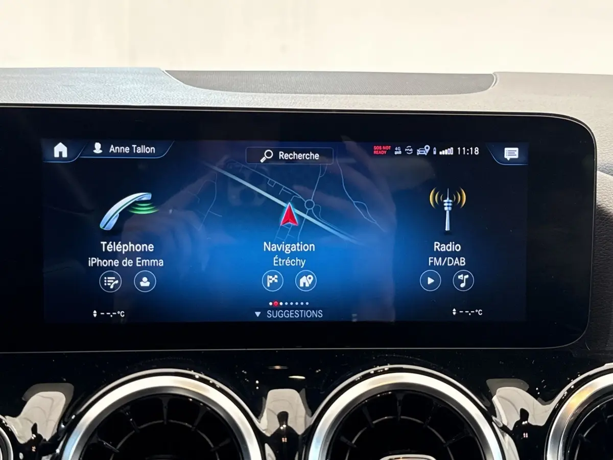 Écran tactile central du tableau de bord du Mercedes GLA 250 e bleu, affichant navigation, téléphone et radio.