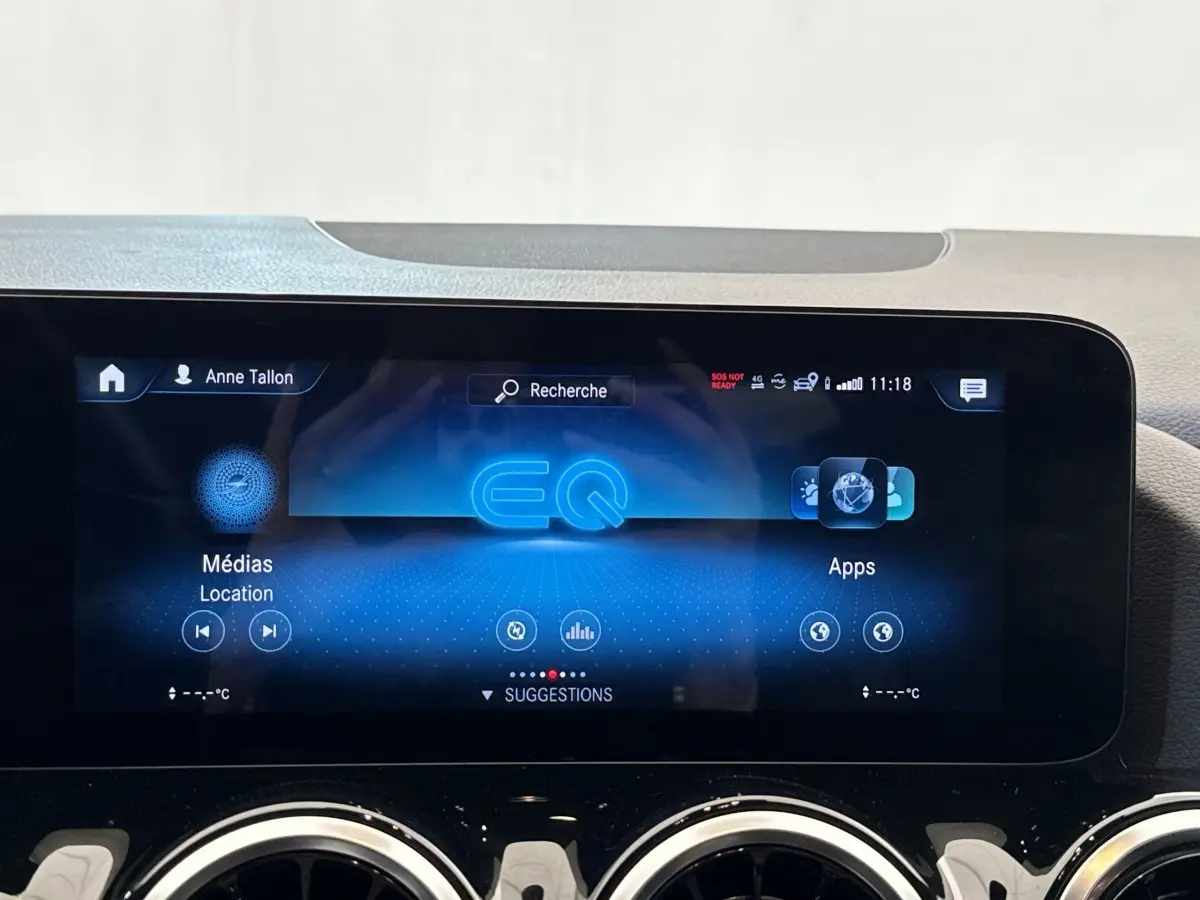 Écran tactile central affichant le système multimédia EQ dans l’habitacle d’une Mercedes GLA hybride rechargeable.