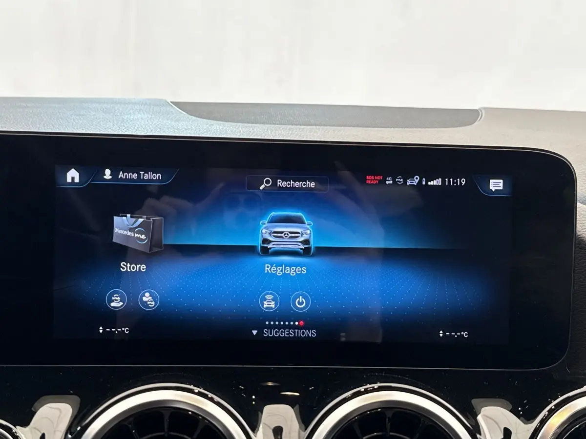 Écran tactile central du tableau de bord du Mercedes GLA 250 e Business Line 2021, affichage des réglages.