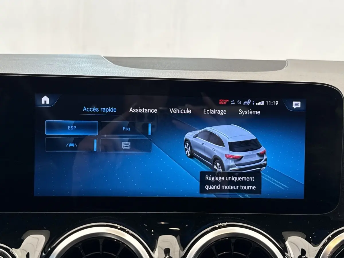 Écran tactile intérieur montrant une Mercedes GLA 250 e bleu vue en 3/4 arrière sur l'interface du véhicule.