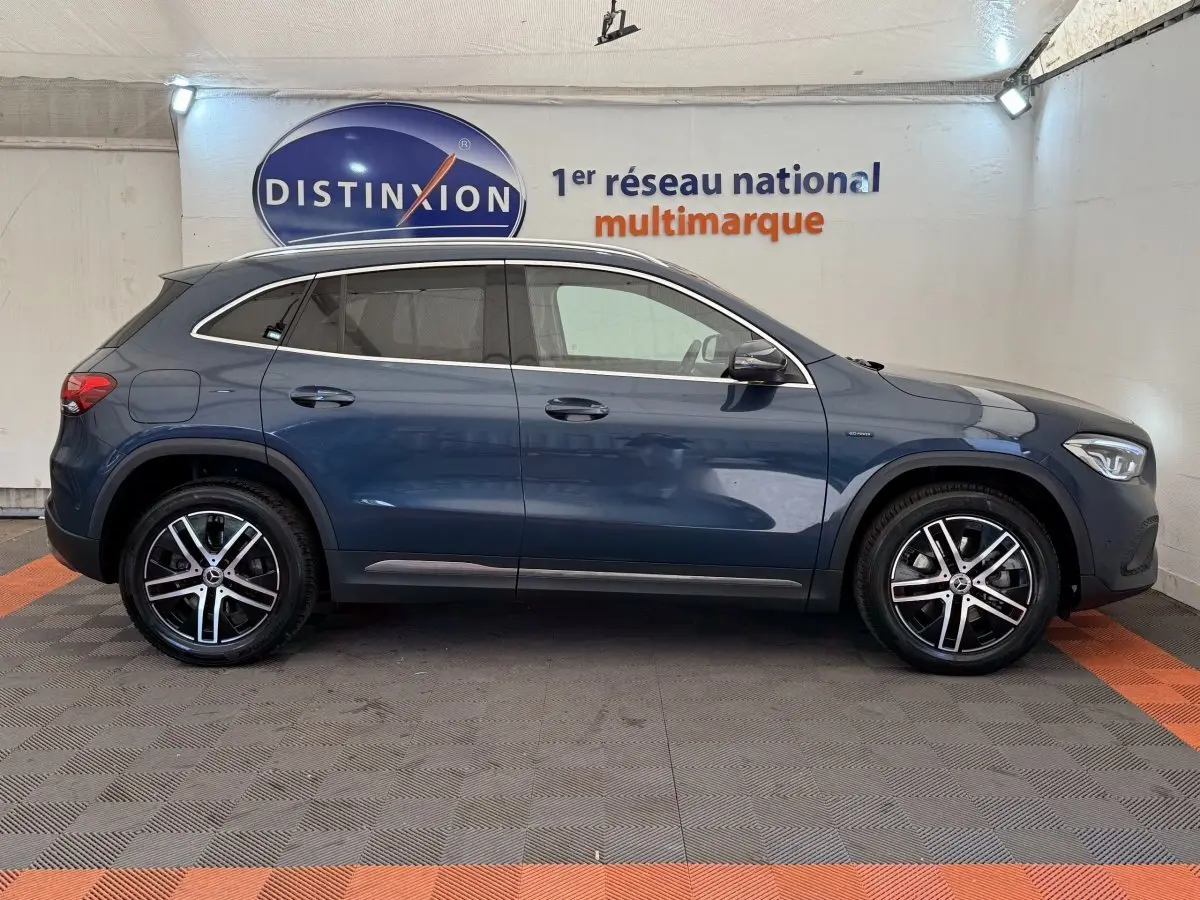 Profil droit d'une Mercedes GLA 250 e Business Line bleu, avec jantes alliage et lignes fluides du SUV hybride rechargeable.