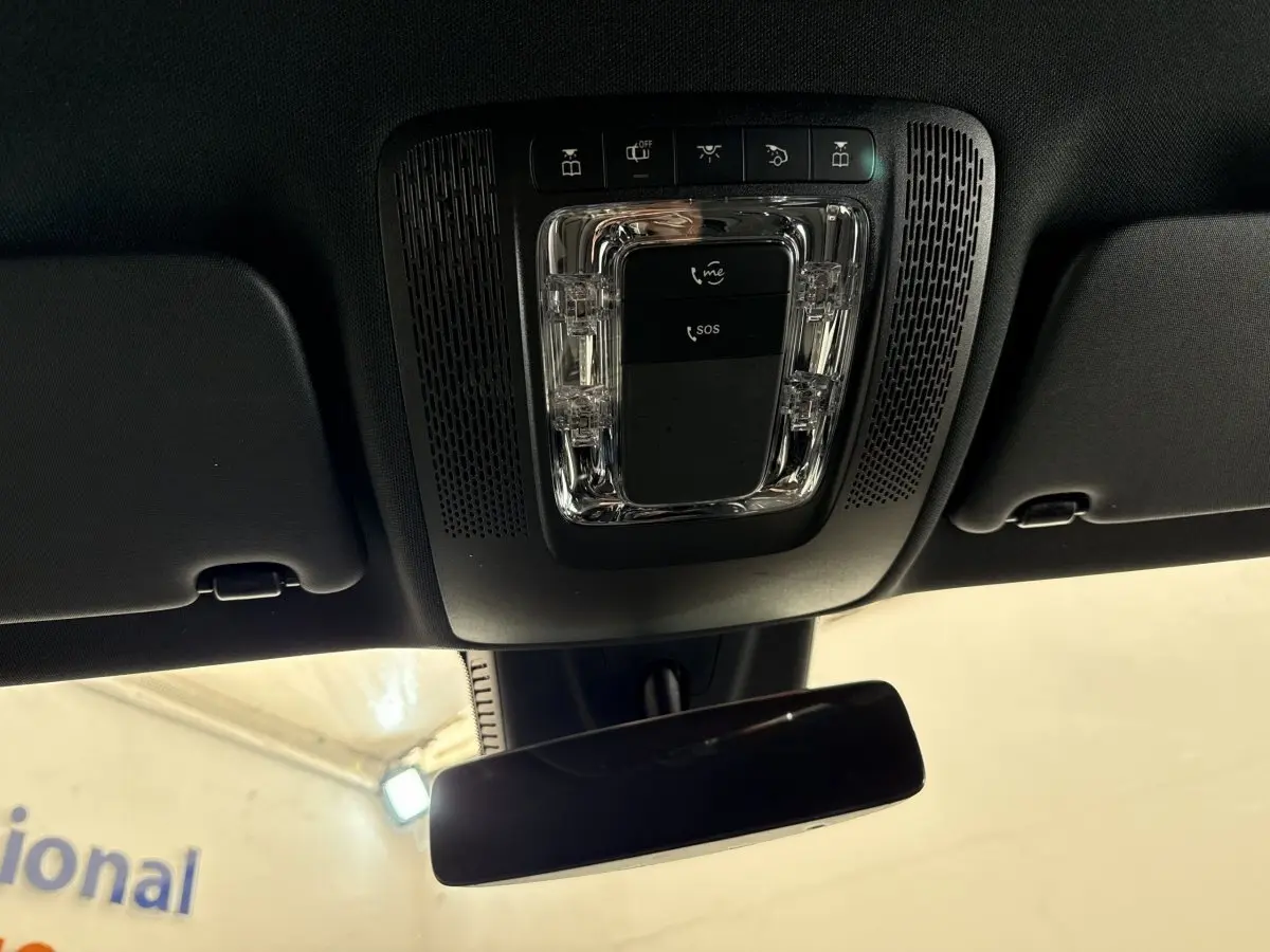 Vue intérieure du plafonnier et rétroviseur central du Mercedes GLA 250 e Business Line bleu de 2021.