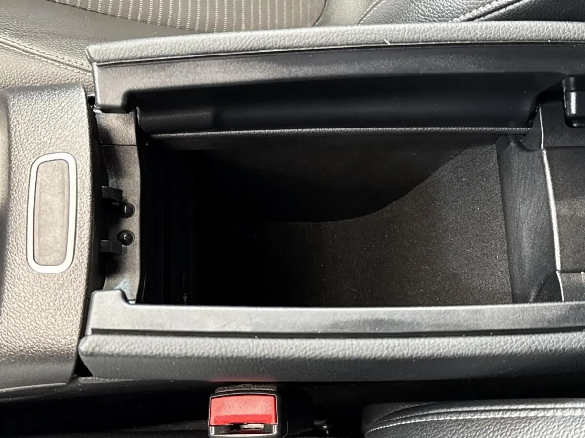 Vue rapprochée de la console centrale ouverte du Mercedes GLA 250 e Business Line 2021, intérieur noir.