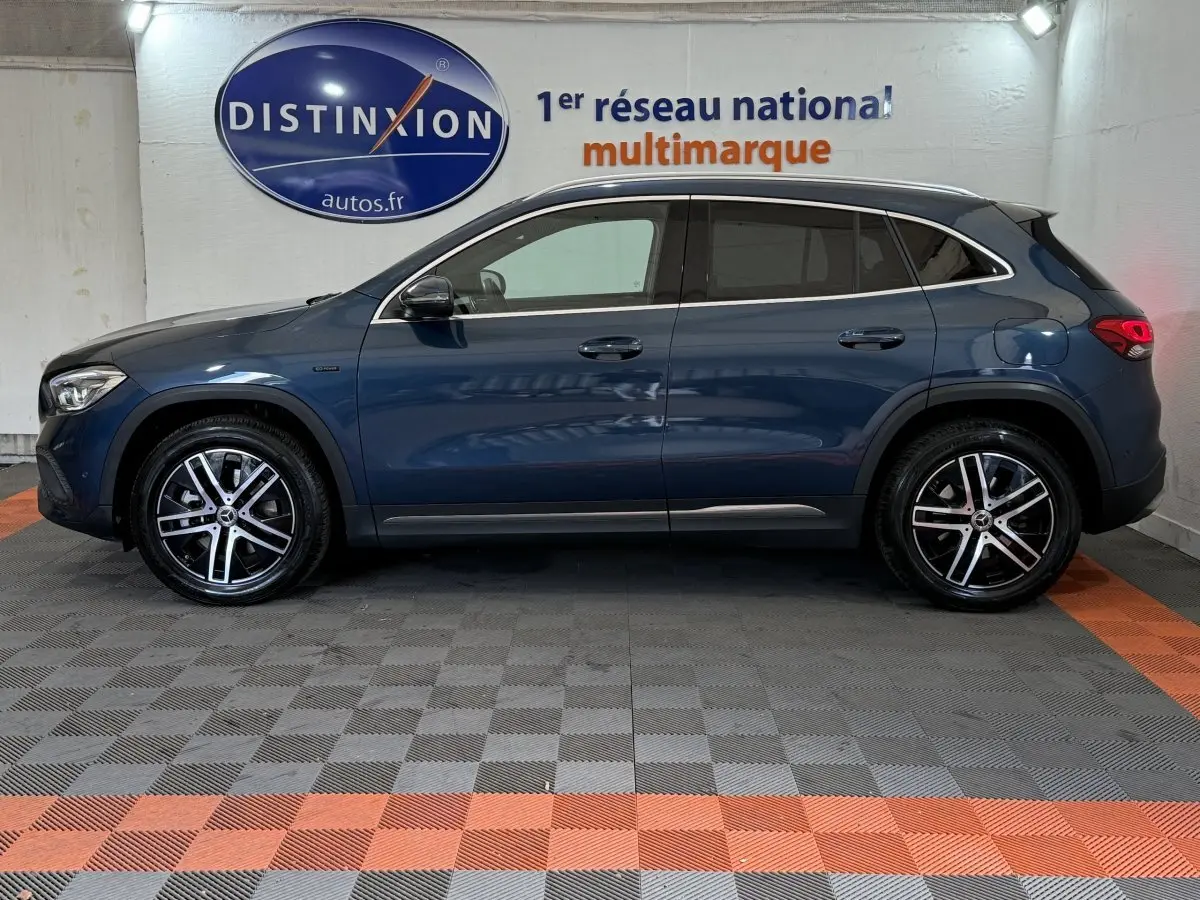 Profil latéral droit d'un Mercedes GLA 250 e Business Line bleu, avec jantes alliage et rétroviseurs électriques rabattables.