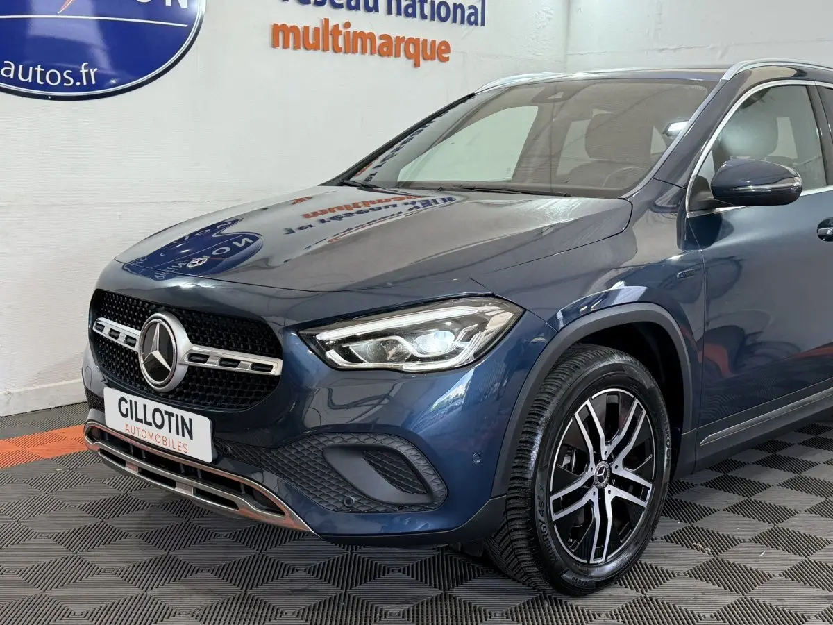 Vue 3/4 avant droit d’un Mercedes GLA 250 e Business Line bleu avec phares LED et jantes alliage noires.