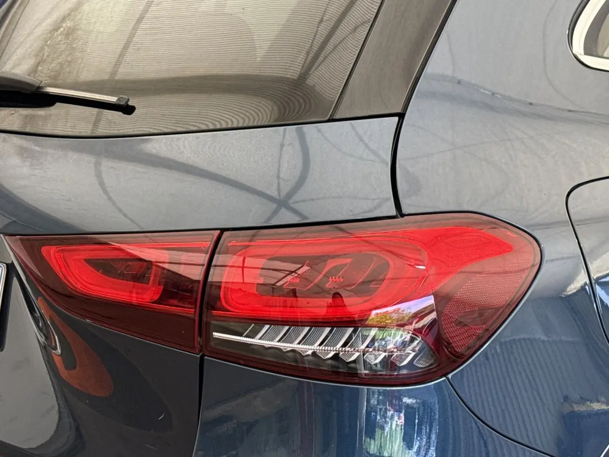 Gros plan sur le feu arrière droit rouge d’un Mercedes GLA 250 e Business Line bleu 2021.