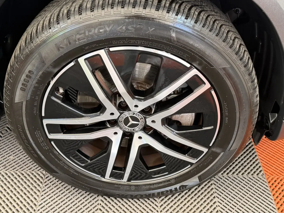 Gros plan sur la jante alliage noire et argentée du côté avant droit d’un Mercedes GLA bleu hybride rechargeable.