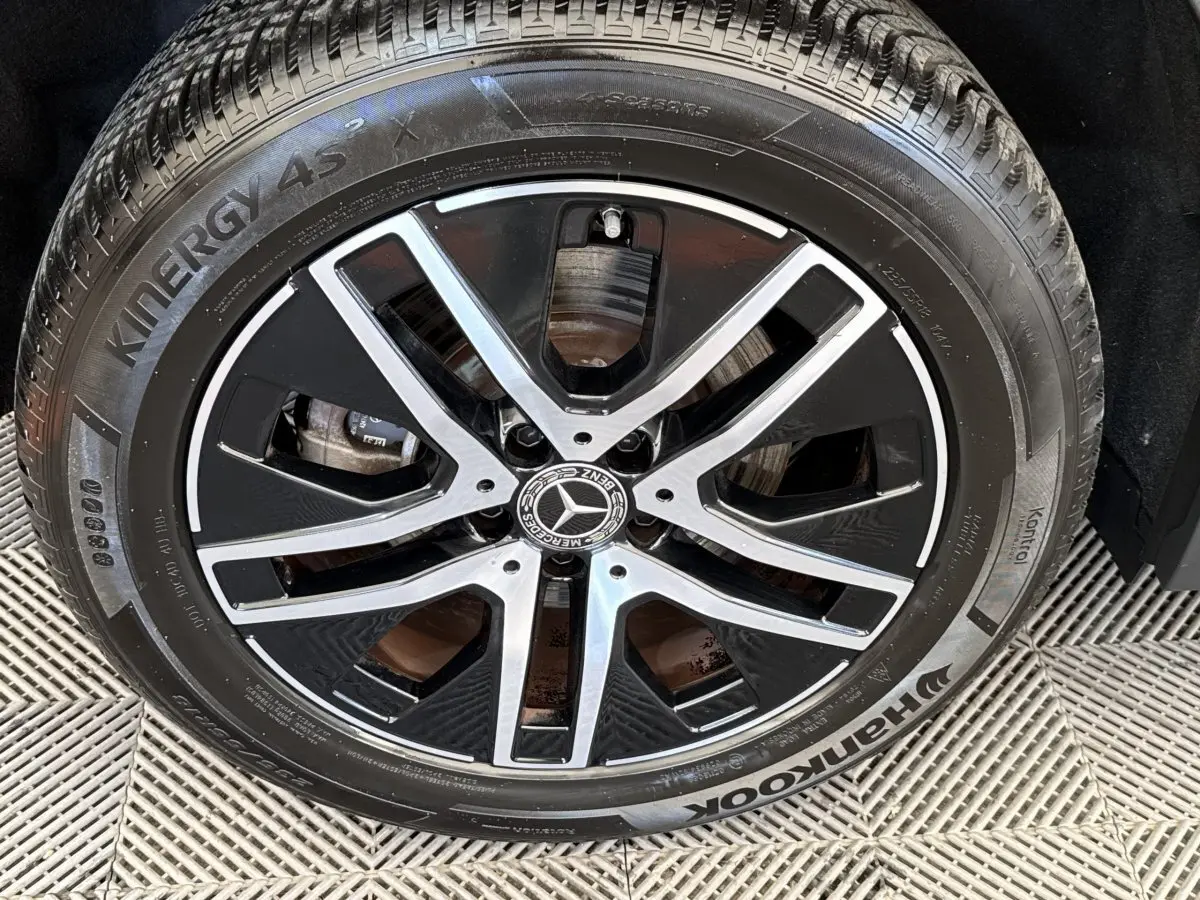 Gros plan sur la jante noire et argentée avec logo Mercedes, montée sur pneu Hankook Kinergy 4S.