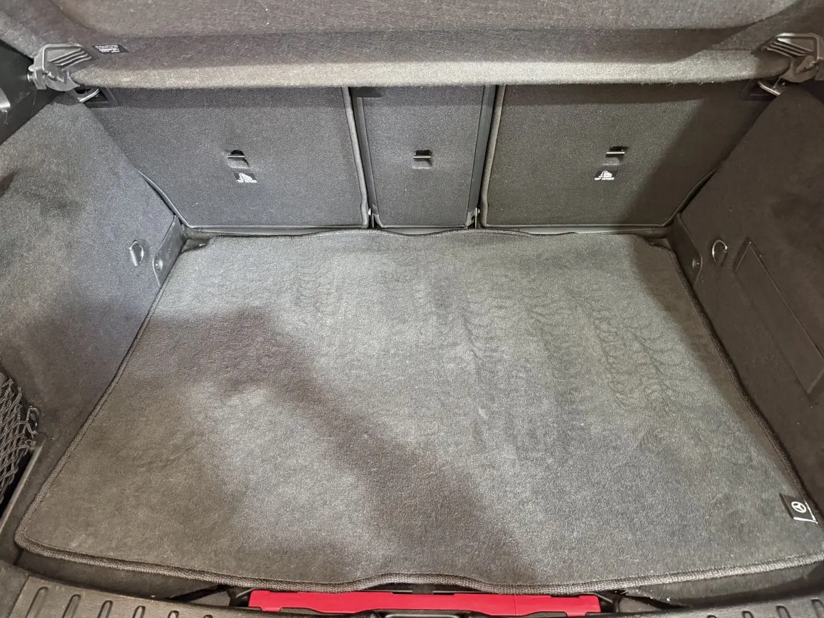 Coffre spacieux de Mercedes GLA 250 e Business Line 2021, vue intérieure, tapis gris et banquette arrière rabattable.