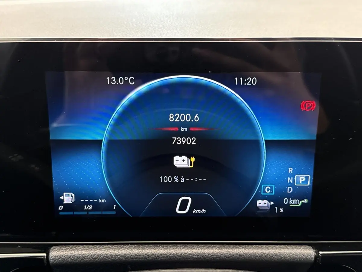 Affichage numérique du tableau de bord du Mercedes GLA hybride rechargeable, indiquant 8200 km et vitesse 0 km/h.