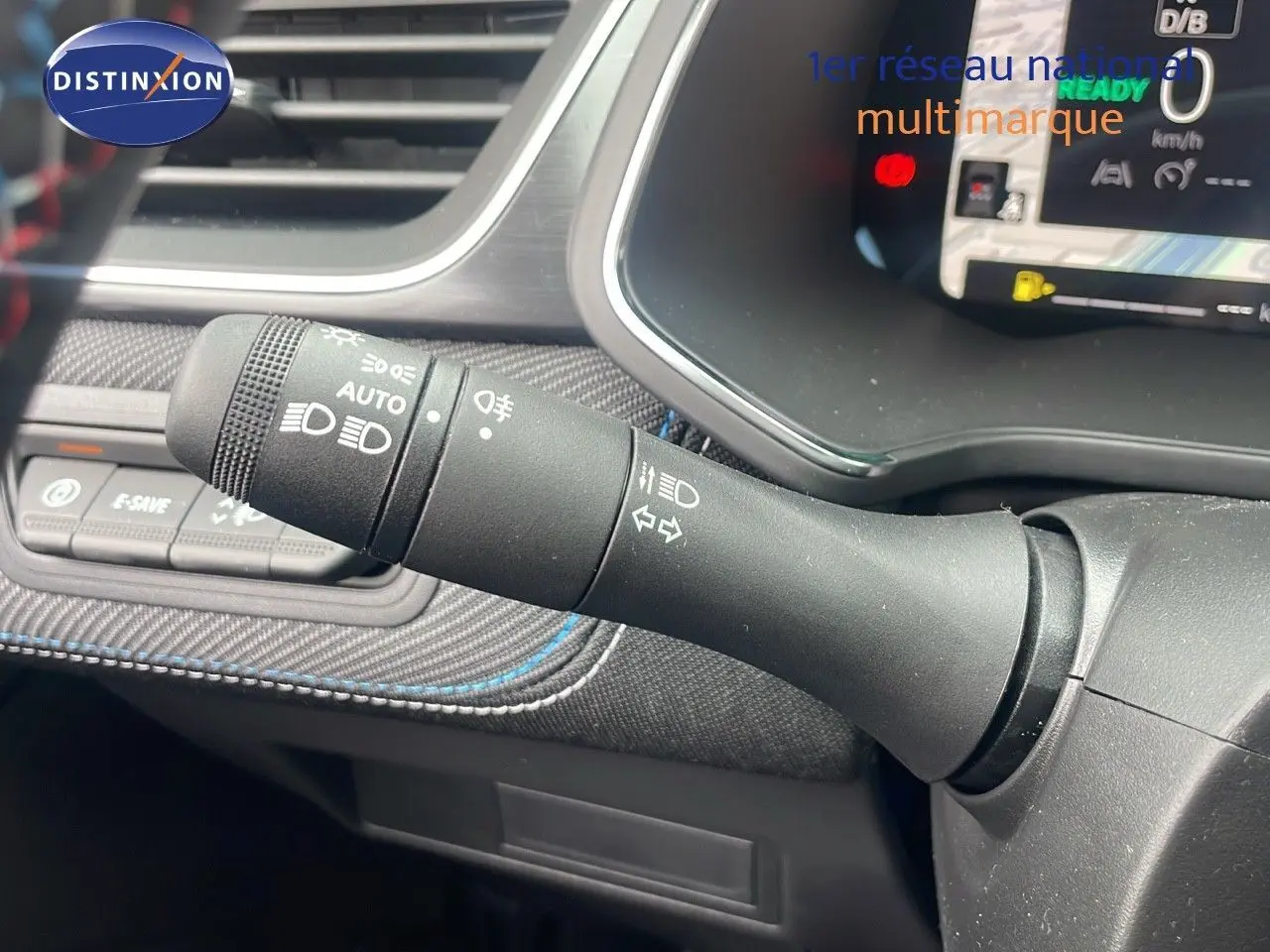 Gros plan sur la commande des phares et clignotants dans l'habitacle du Renault Captur E-Tech hybride 2025.