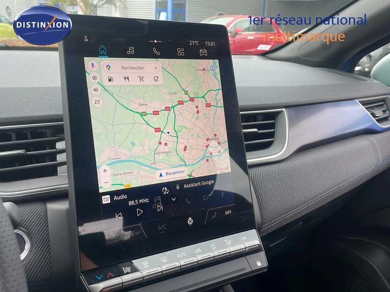 Intérieur du Renault Captur E-Tech 2025, vue sur la console centrale avec écran tactile affichant la navigation GPS.