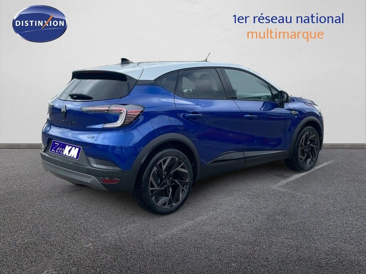 Renault Captur E-Tech hybride bleu Iron Metal avec toit gris, vue 3/4 arrière côté droit sur parking.