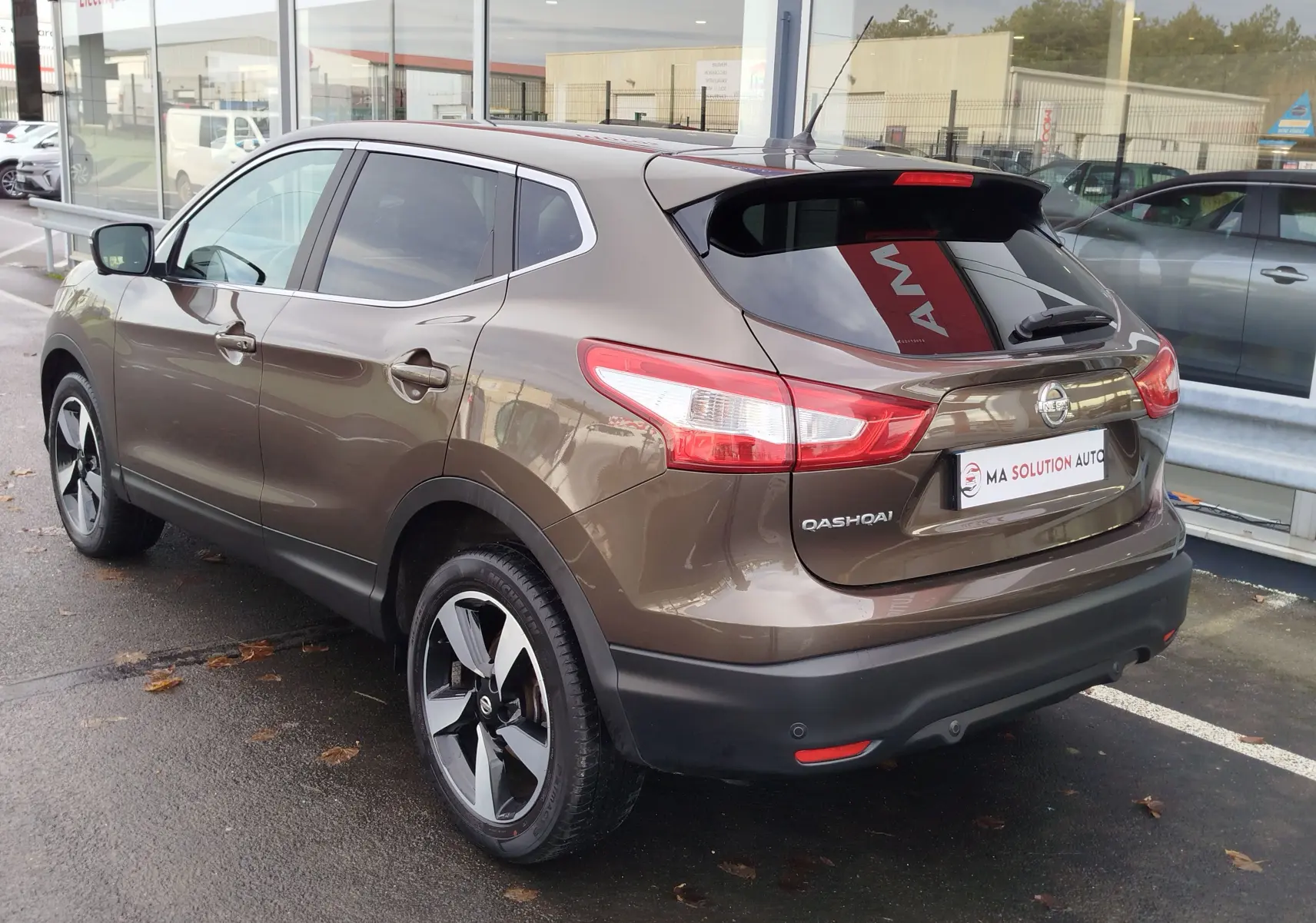 Vue latérale droite de la banquette arrière noire du Nissan Qashqai 2017, avec ceintures et appuie-têtes visibles.