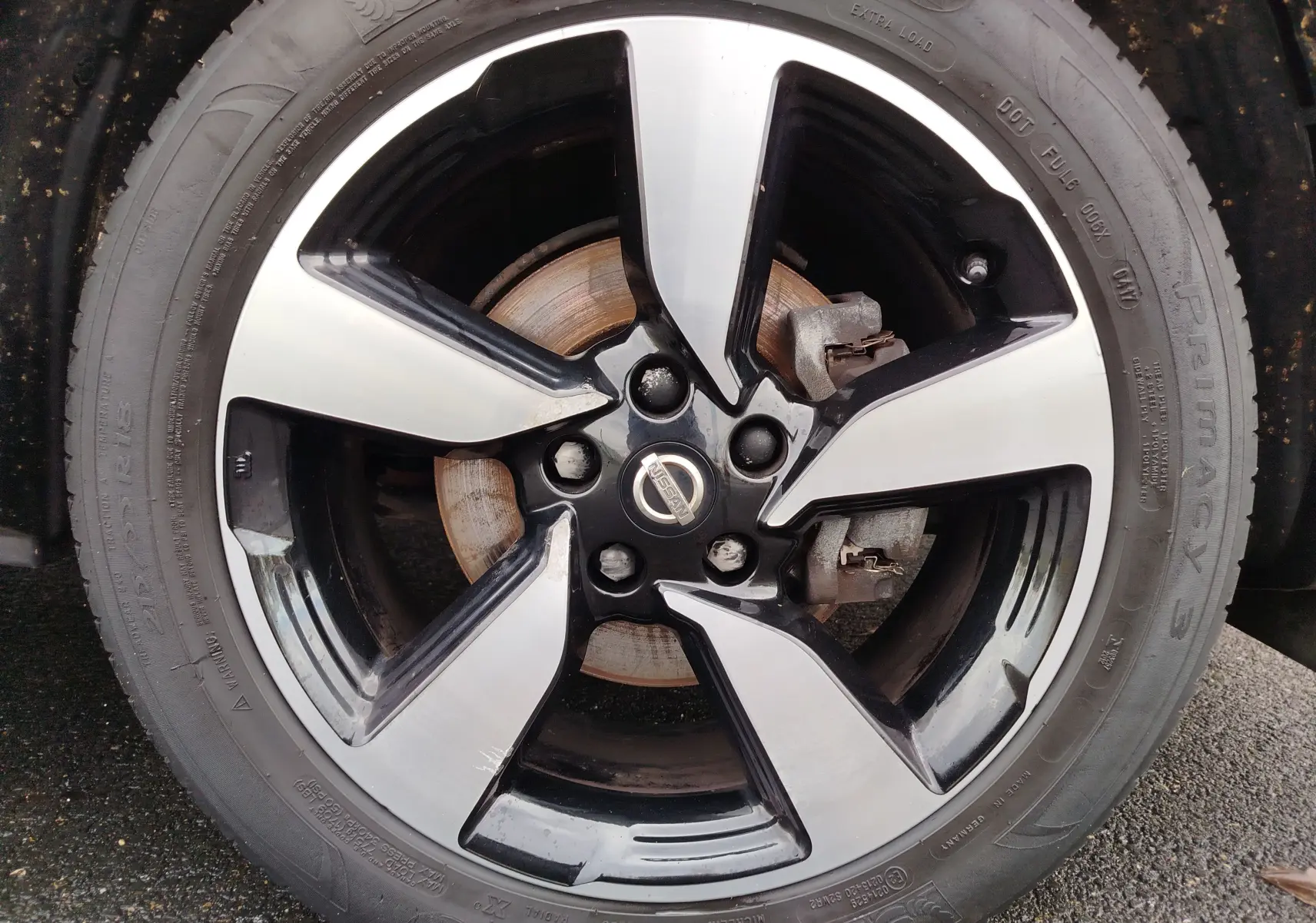 Vue rapprochée du tableau de bord côté gauche du Nissan Qashqai 2017, boutons de contrôle et réglage des phares visibles.