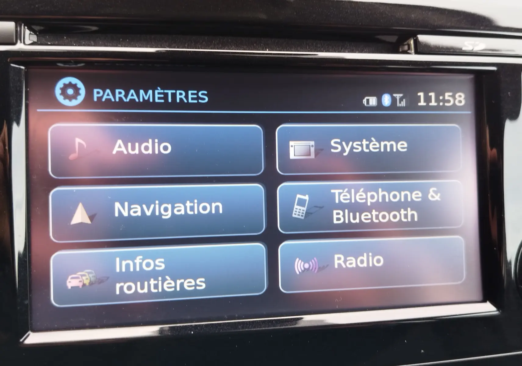 Gros plan sur le volant noir du Nissan Qashqai 2017, mettant en valeur les commandes de régulateur de vitesse.