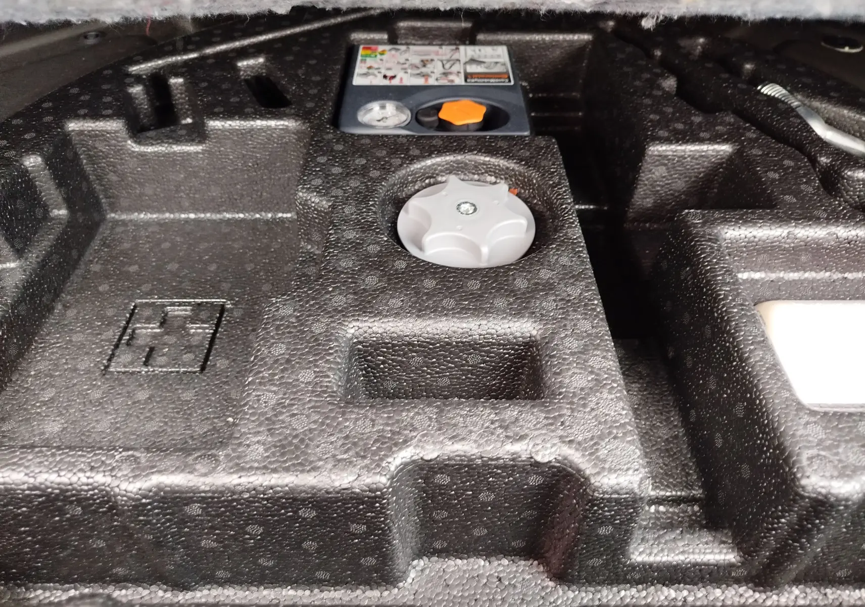 Écran de navigation du Nissan Qashqai 2017 montrant une carte avec l’Avenue du Maquis des Glières et l’option AUX active.