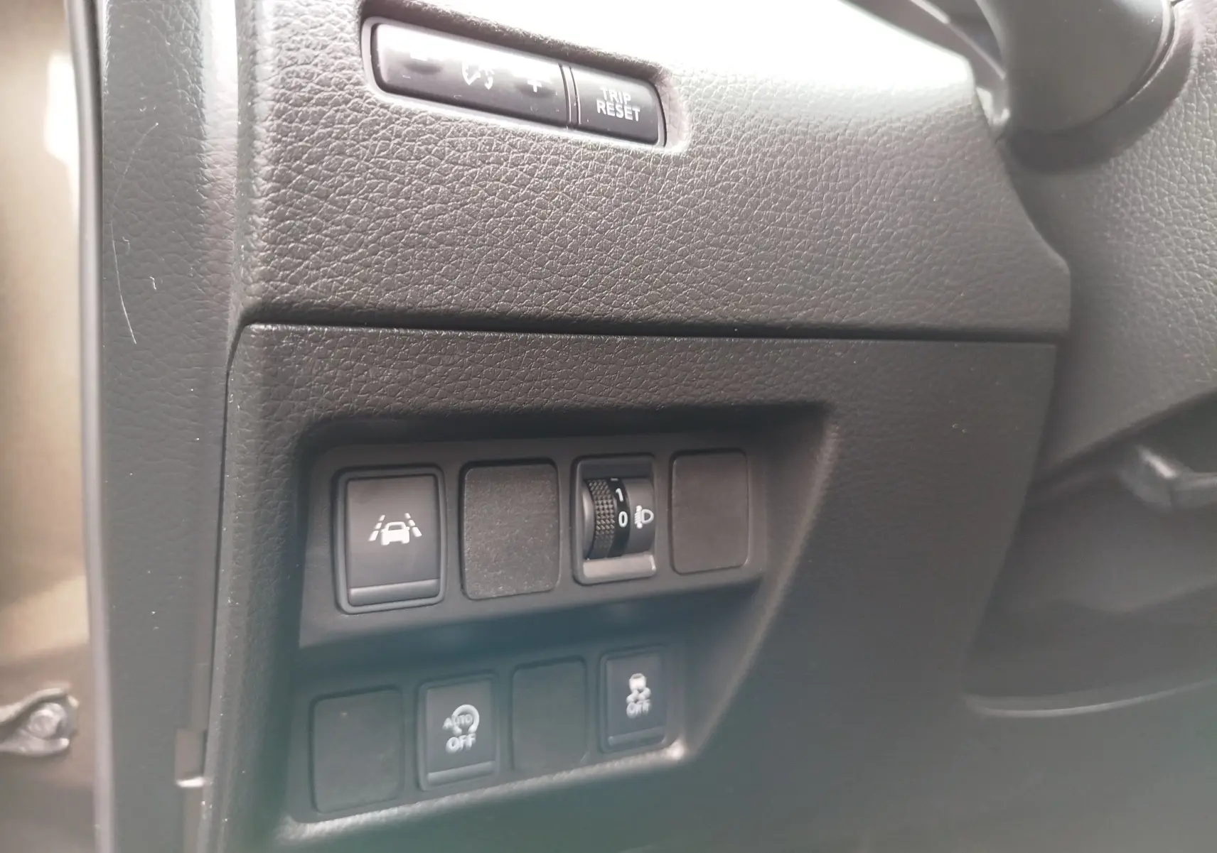 Écran central du système multimédia du Nissan Qashqai 2017 affichant la connexion au téléphone, boutons tactiles visibles.