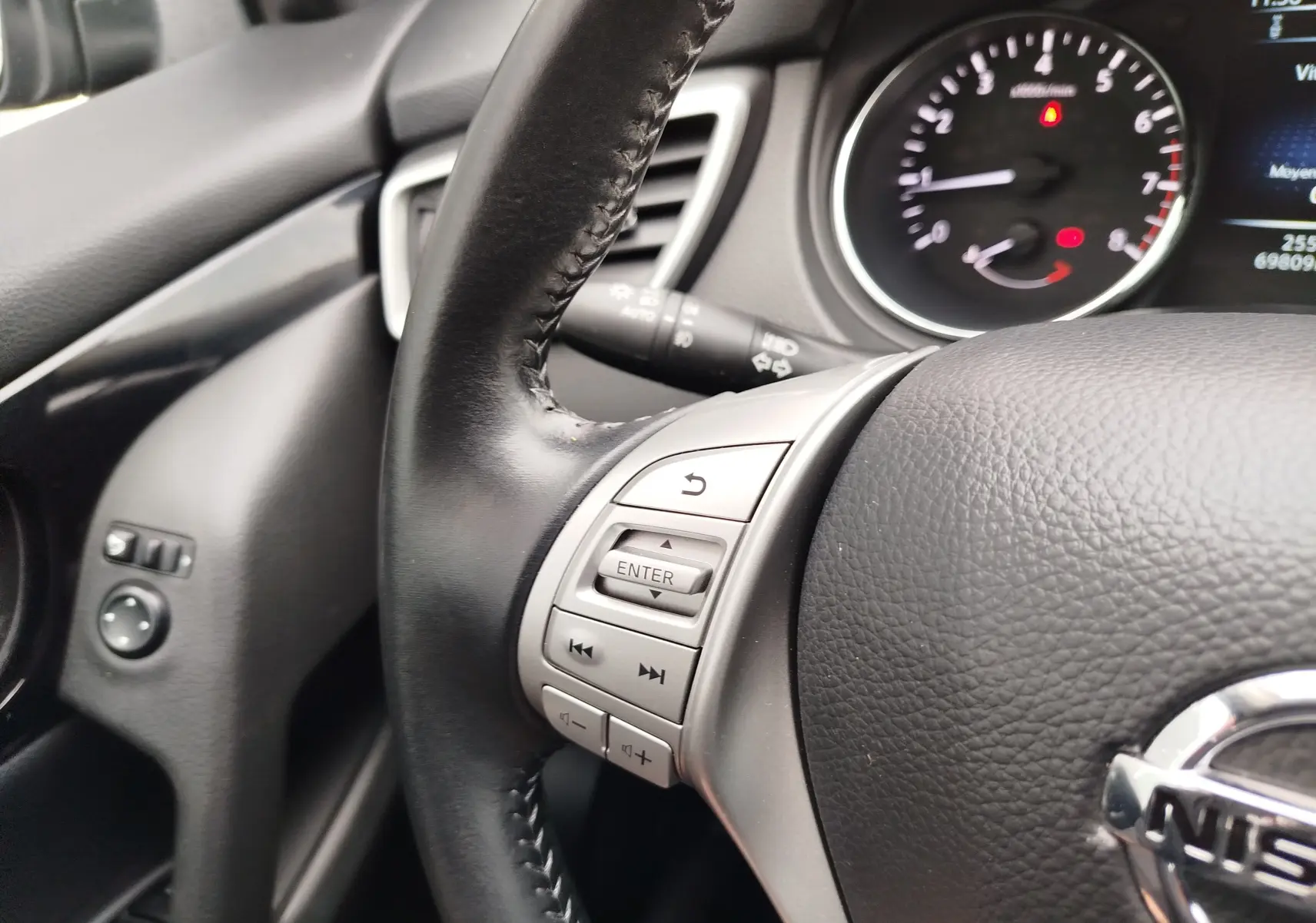 Gros plan sur le levier de vitesses manuel du Nissan Qashqai 2017, entouré de cuir noir avec coutures blanches.