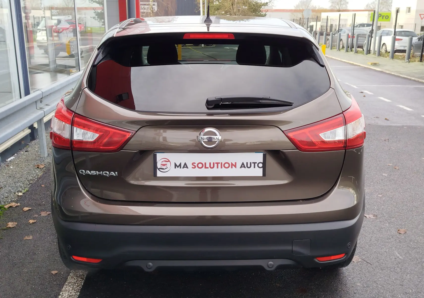 Gros plan sur le rangement en mousse sous le coffre du Nissan Qashqai, montrant un kit de réparation pneus intégré.