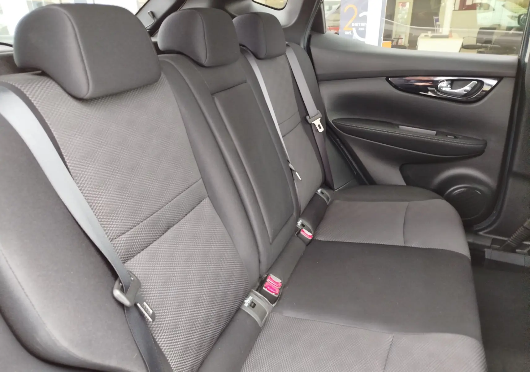 Gros plan sur la jante alliage bicolore noir et argent d’un Nissan Qashqai Bronze Ultime avec pneu Michelin.