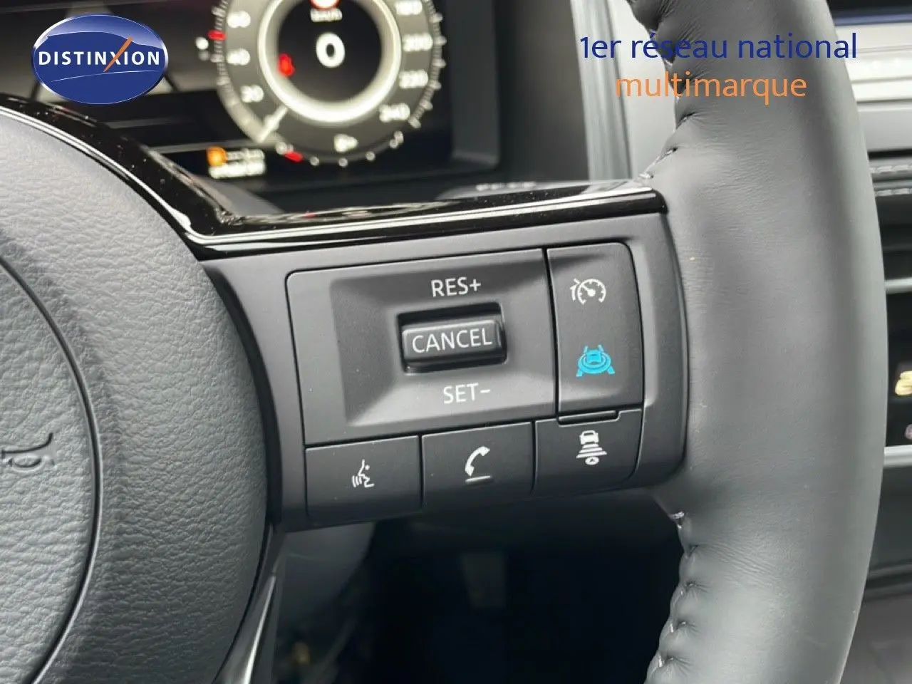 Gros plan sur les commandes de régulateur de vitesse au volant cuir noir du Nissan Qashqai 2025 noir perle métal.