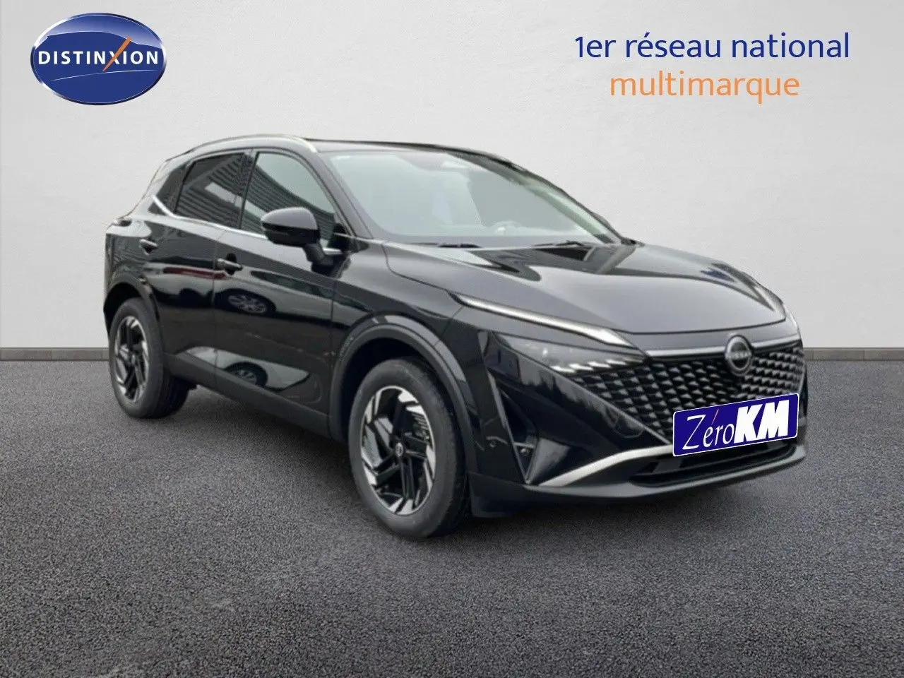 Nissan Qashqai 2025 noir perle métal en 3/4 avant droit, avec calandre distinctive et jantes bi-ton.