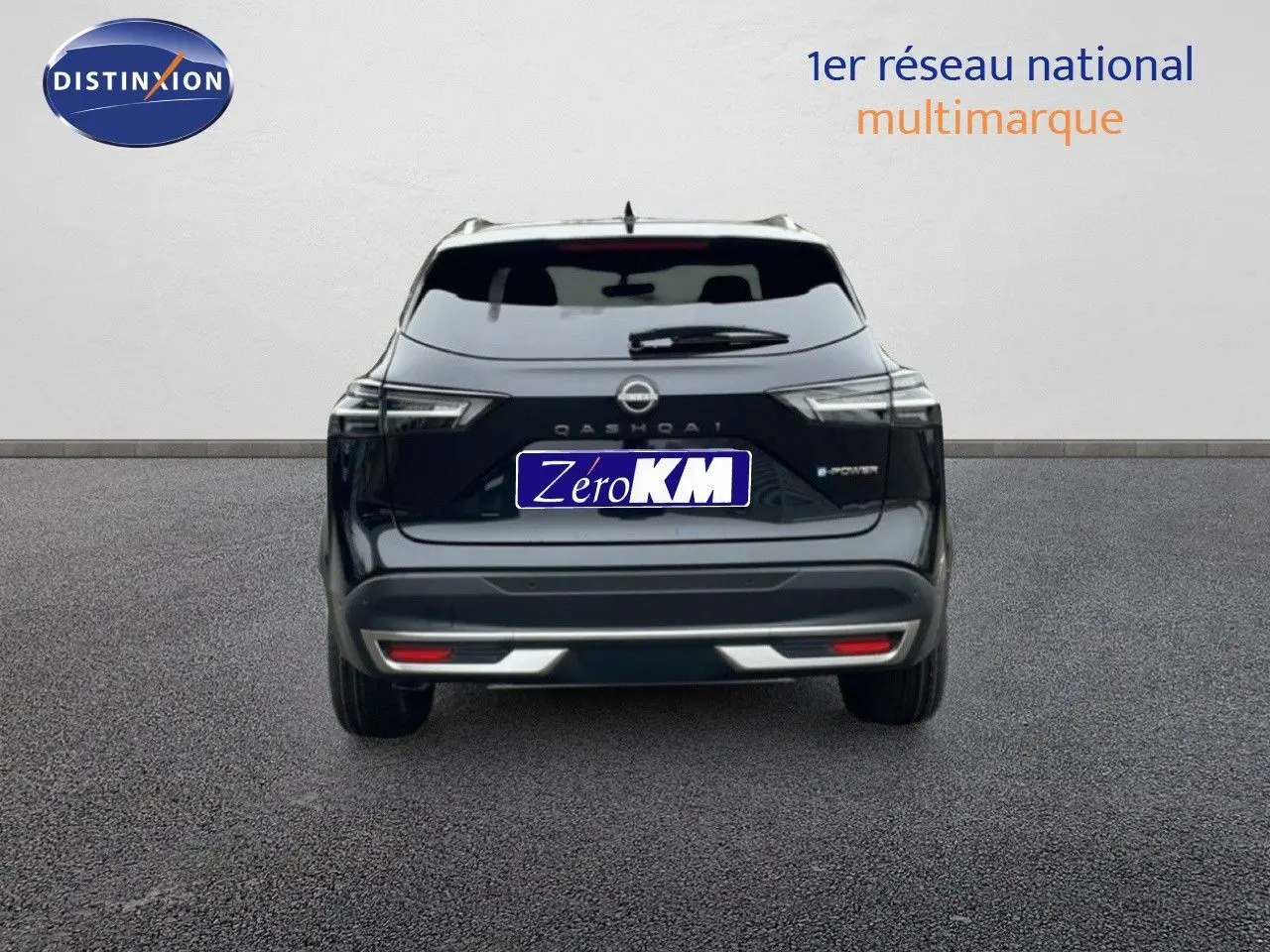 Vue arrière d'un Nissan Qashqai noir perle métal 2025 avec logo et feux LED distinctifs visibles.