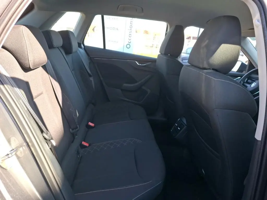 Vue intérieure côté droit montrant les sièges arrière en tissu noir du Skoda Kamiq gris foncé 2023, finition Ambition.