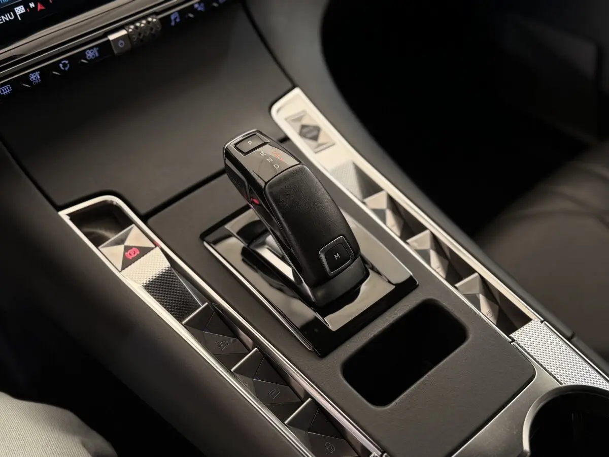 Gros plan sur la console centrale noire du DS7 Crossback 2018 avec levier de vitesses automatique et finitions chromées.