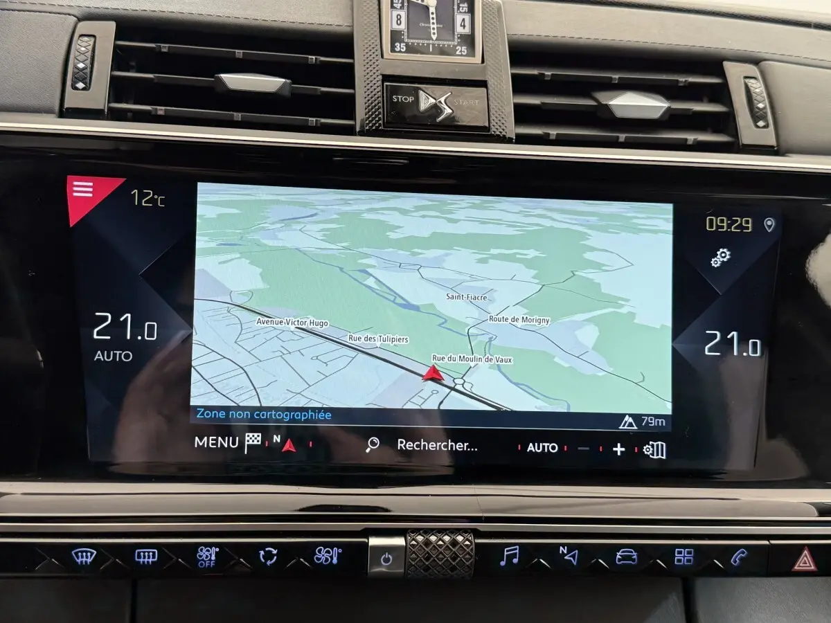 Écran tactile central du DS7 Crossback 2018 affichant la navigation avec carte et commandes climatisation digitales.