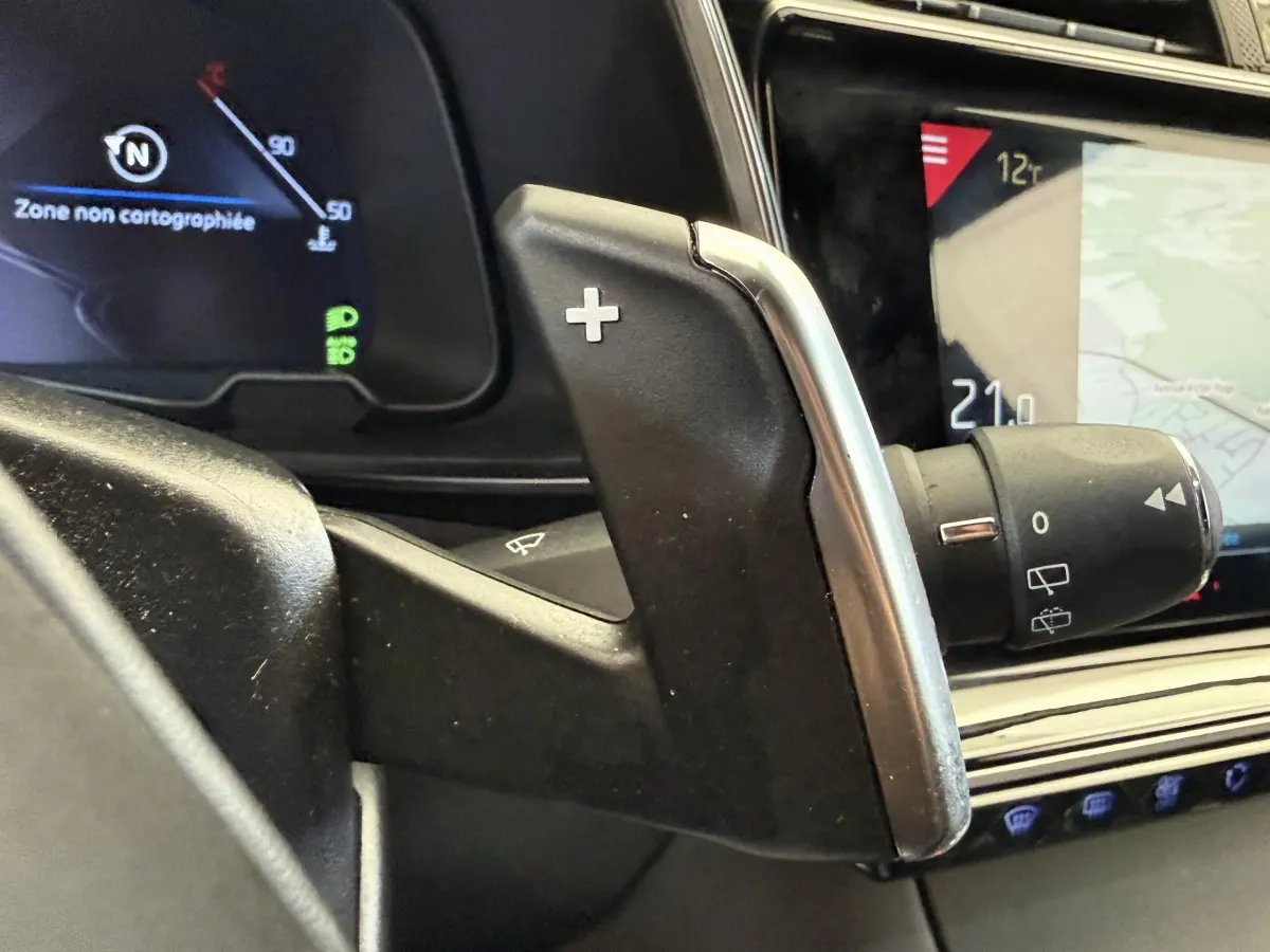 Gros plan sur la palette de changement de vitesse droite du DS7 Crossback avec écran tactile et tableau de bord numérique.