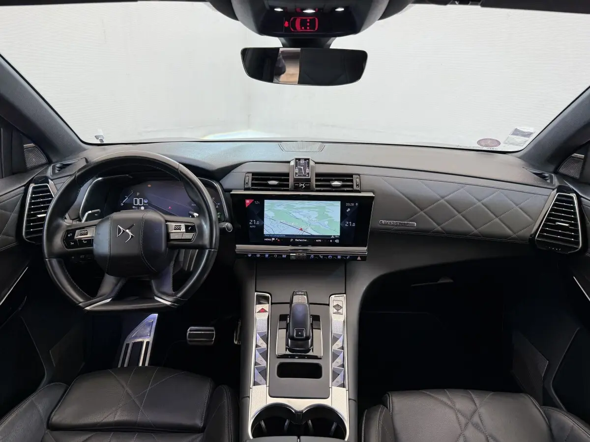 Vue intérieure frontale du DS7 Crossback 2018, tableau de bord cuir noir matelassé et écran tactile central 12 pouces.