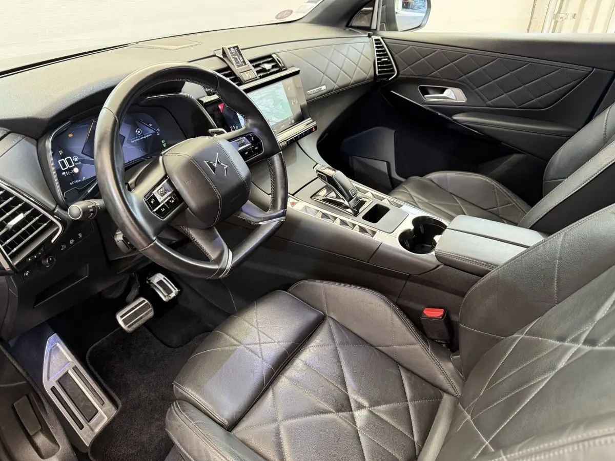 Intérieur DS7 Crossback vu côté conducteur, cuir noir matelassé et tableau de bord avec écran tactile central.