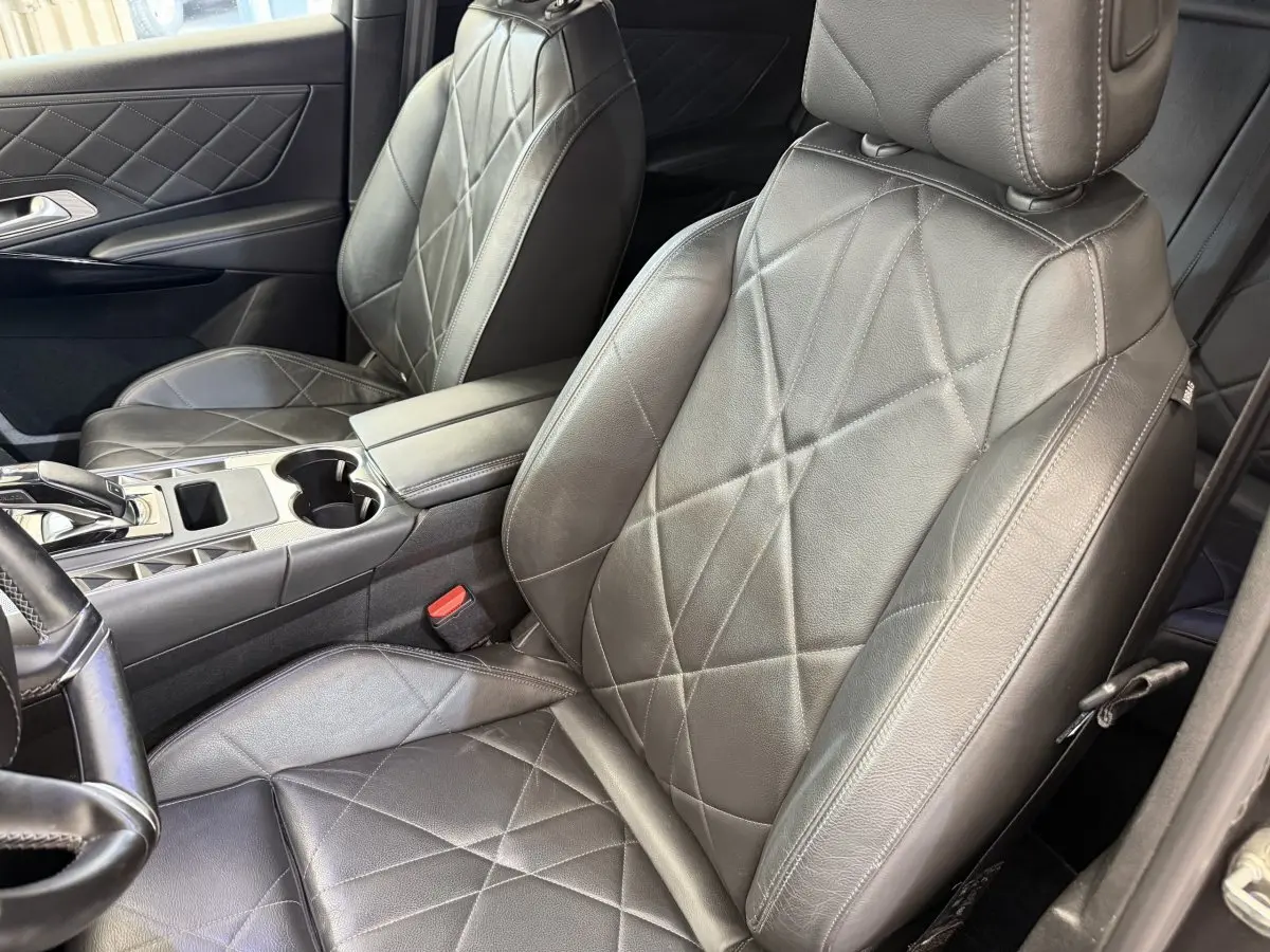 Vue intérieure rapprochée des sièges avant en cuir gris foncé avec surpiqûres losanges du DS7 Crossback 2018.