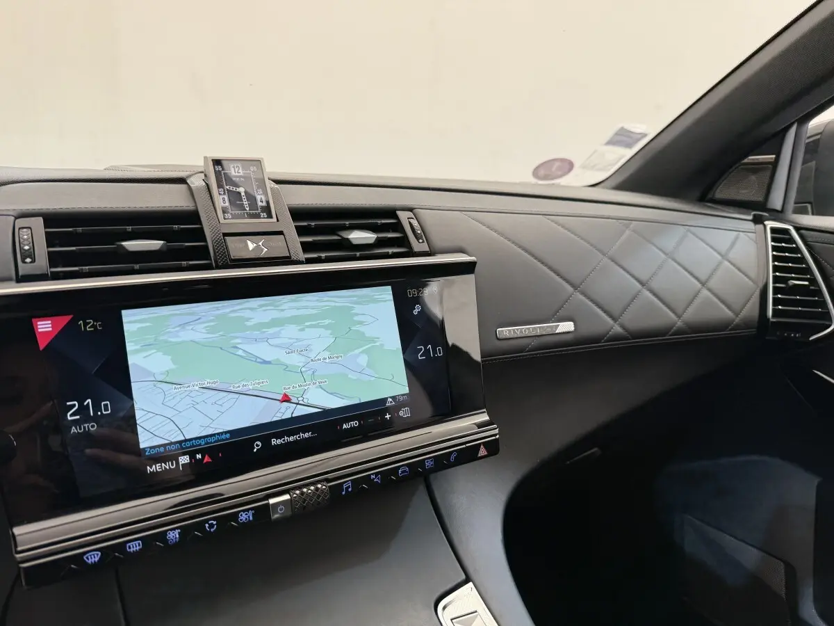Vue intérieure côté passager du tableau de bord noir matelassé avec écran tactile de navigation et horloge DS7 Crossback.