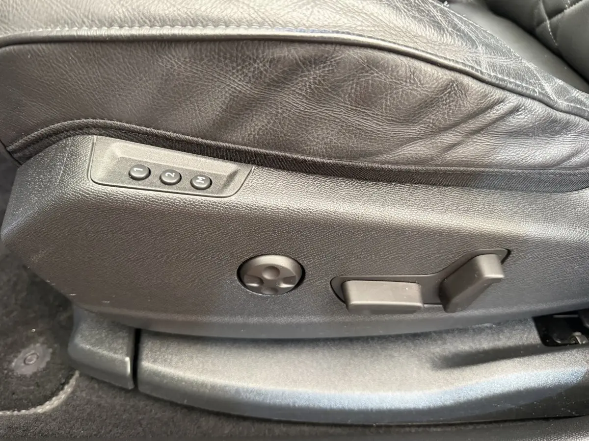 Réglages électriques du siège conducteur en cuir noir avec mémoire de position sur DS7 Crossback gris foncé.